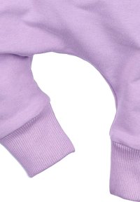 Lila sweaterstof met geribbelde manchetten. De textuur is glad en de manchetten zijn gebreid voor een snug fit.