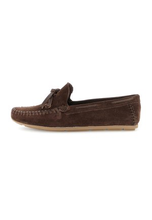 Bruine suède mocassin loafer met gestikte details, een leren veterstrik bovenop en een beige rubberen zool, zijaanzicht.