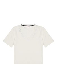 T-shirt bianco a maniche corte con scollo a V, dotato di una banda con logo nera attorno al colletto e cuciture decorative lungo il bordo del collo.