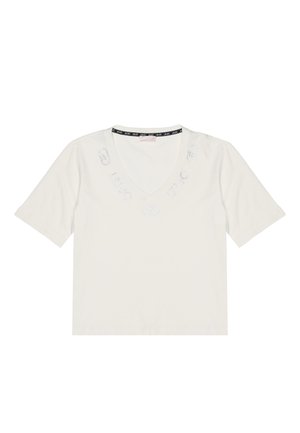 T-shirt bianco a maniche corte con scollo a V, dotato di una banda con logo nera attorno al colletto e cuciture decorative lungo il bordo del collo.