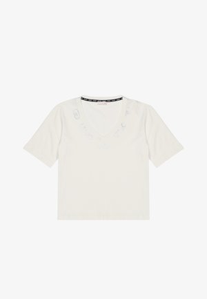 Bílá tričko s krátkým rukávem a V-výstřih, s černým logem kolem límce a dekorativním prošíváním okolo výstřihu.