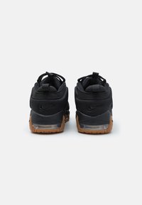 Nike Sportswear AIR MORE UPTEMPO LOW - Treniņu apavi - black/medium brown