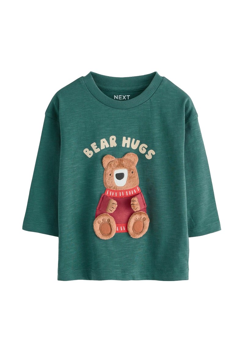 Camicia verde in cotone a maniche lunghe con una grafica di un orso e il testo "BEAR HUGS", maglione rosso e dettagli beige. Tessuto morbido e testurizzato.