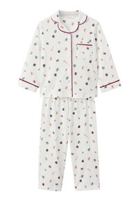 Bela pižama, ki vsebuje zgornji del s gumbi in hlače, okrašena s pisanim cvetličnim in medenjakovim vzorcem, obrobljena z malinasto rdečo obrobo.