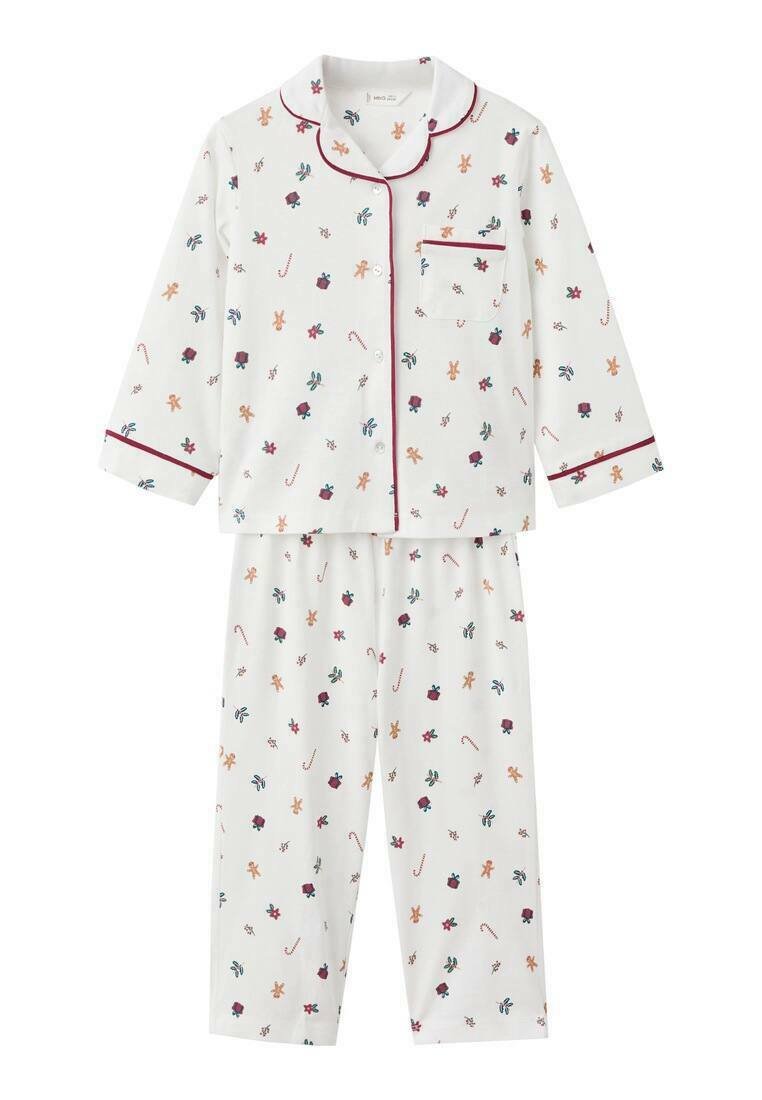 Bela pižama, ki vsebuje zgornji del s gumbi in hlače, okrašena s pisanim cvetličnim in medenjakovim vzorcem, obrobljena z malinasto rdečo obrobo.