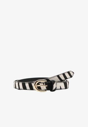 Cintura a strisce bianche e nere in pelle, con fibbia ad anello D in tono oro e texture liscia con leggero lucido.