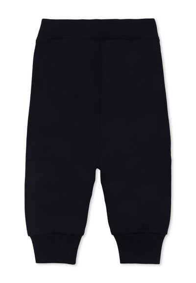 Czarne dresy z elastycznym pasem, zwężanymi nogawkami i gładką fakturą. Prosty design, bez widocznych wzorów czy akcentów.