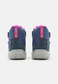 Zapatillas altas en navy y rosa. Fabricadas con materiales sintéticos con tejido texturizado, correas de Velcro y una suela de goma gris.