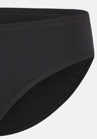 Zwarte katoenen hipsteronderbroek met een gladde textuur, een brede tailleband en een naadloos ontwerp met een subtiele, gebogen snit bij de beenopeningen.