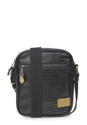 Bolso de hombro negro de cuero con un acabado texturizado, cierre con cremallera, correa de tela ajustable y una etiqueta de acento dorado.