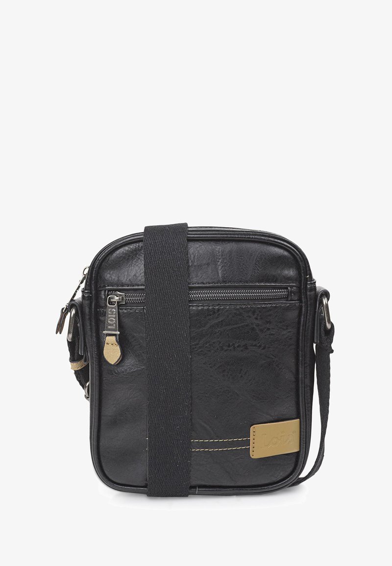 Bolso de hombro negro de cuero con un acabado texturizado, cierre con cremallera, correa de tela ajustable y una etiqueta de acento dorado.