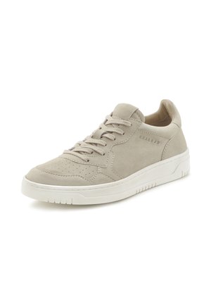 Hellbeiger Veloursledersneaker mit Schnürung vorne, perforiertem Zehenbereich und weißer Gummisohle, leicht nach rechts geneigt vor weißem Hintergrund.