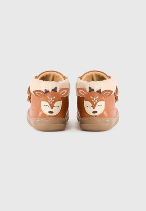 Brune småbørns sko med blød foring og smilende hjorte ansigter broderet på bagsiden, vist bagfra på en ensfarvet baggrund.