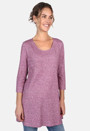 Langärmlige Tunika mit Rundhalsausschnitt in helllila mit dezenten Blumenmustern, aus weichem Stoff gefertigt, mit lockerer Passform und abgerundetem Saum.