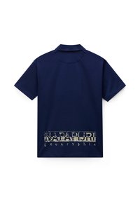 Marineblå kortærmet poloshirt med krave, med slidt "NAPAPIJRI geographic" tekst trykt nær bundlinjen på ryggen.