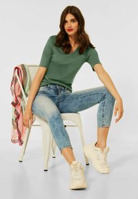 Street One MIT V-AUSSCHNITT - T-Shirt basic - grün