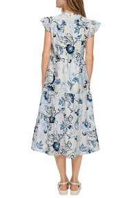 Blumenkleid im Maxistil in Hellgrau mit blauen und schwarzen Mustern. Mit gerafften Cap-Ärmeln, gestuftem Design und lockerer Passform.
