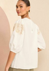 Love & Roses EMBROIDERY PUFF SLEEVE - Blúz - ivory white and stone cream