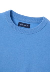 Lichtblauwe trui van zacht materiaal met een geribbelde ronde hals. Bevat een rechthoekig marineblauw label met "PIOMBO" in witte tekst.