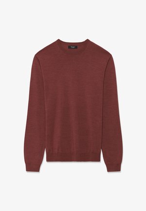 Bordowy sweter z długimi rękawami, okrągłym dekoltem, prążkowanymi mankietami i dołem, wykonany z miękkiej, teksturowanej tkaniny, charakteryzujący się czystym, prostym wzornictwem.