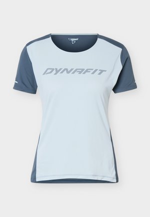 T-shirt de sport à manches courtes bleu clair et gris foncé avec le logo "DYNAFIT" sur la poitrine, col rond et coupe ajustée.