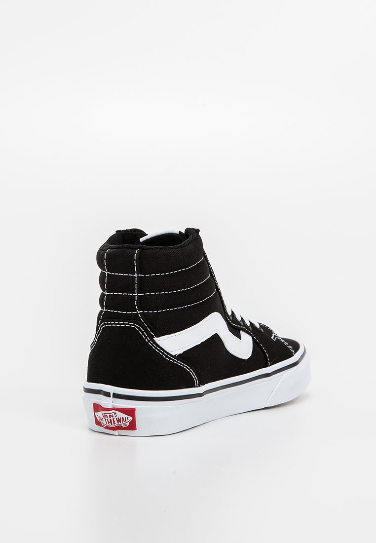 Zapatilla alta negra de lona, con costuras blancas, un logo Sidestripe blanco y una suela de goma con un logo de Vans rojo.