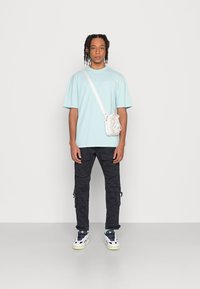 Pegador LOGO TEE - T-shirt básica - washed turquoise