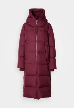 Burgundijas pūkains mētelis ar augstu apkakli, pilnu rāvējslēdzēju un sānu kabatām. Iezīmēts ar quilted pildījumu un sašaurinātām piedurknēm, lai nodrošinātu siltumu.