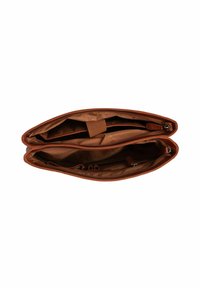 Pochette en cuir brun ouverte, montrant deux compartiments principaux zippés avec des poches internes et des emplacements pour stylos.