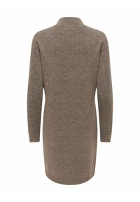 Robe en maille marron à manches longues et longueur genou avec un col montant vue de dos sur fond blanc.