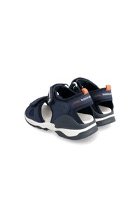 Marineblaue Sandalen mit offenem Design, Klettverschlüssen, Netzpaneelen und weißer Sohle. Mit orangefarbenen Akzenten und Biomechanics-Branding an der Ferse.