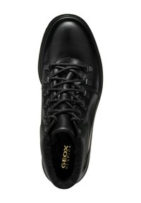 Stivale da trekking nero in pelle con design alto, occhielli metallici, lacci testurizzati e un interno rivestito in morbido peluche. Logo Geox visibile all'interno.