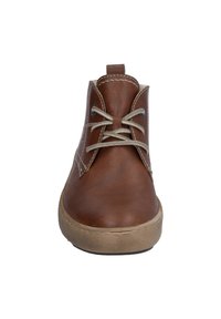 Stivaletti alla caviglia in pelle marrone con texture liscia, lacci beige e suola in gomma marrone chiaro. Presentano dettagli cuciti e una linguetta per facilitare la calzata.