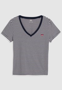 Camiseta de rayas de cuello en V en azul marino y blanco, de manga corta, con un parche del logo rojo de Levi's en el lado izquierdo del pecho. Tejido de algodón suave y ligero.