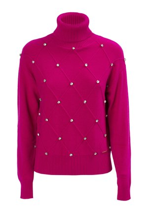 Suéter de punto fucsia con cuello de tortuga, que presenta patrones en forma de diamante y adornos de strass distribuidos uniformemente por la superficie.