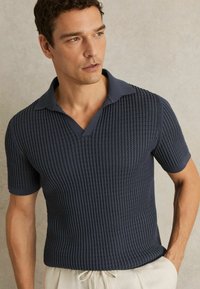 Reiss REGULAR FIT-MERIT MICRO-CABLE OPEN-COLLAR  - Pólóing - dark airforce blue