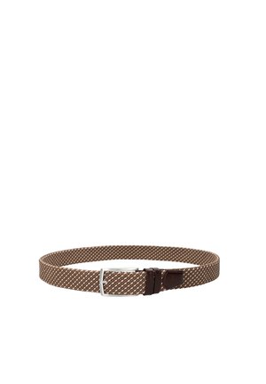 Brązowy i beżowy pleciony pas materiałowy z srebrną prostokątną klamrą i ciemną skórzaną lamówką na białym tle.