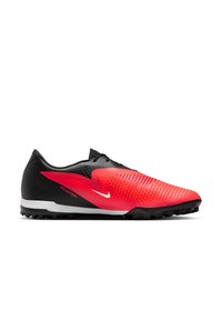 Κόκκινο-μαύρο Nike Phantom ποδοσφαιρικό παπούτσι με χαμηλό προφίλ, υφή στο πάνω μέρος και μικρά καρφιά στη σόλα για παιχνίδι σε χλοοτάπητα.