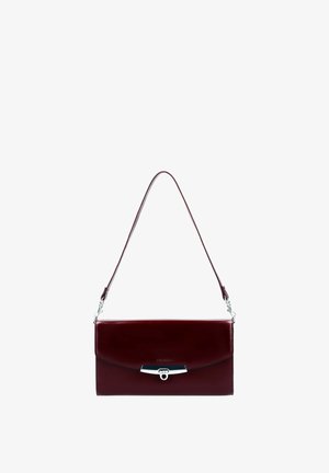 Sac à main en cuir bordeaux à finition lisse, forme plate, bandoulière réglable et accent en métal argenté sur la fermeture avant.