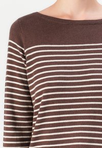Maglione a righe marroni e bianche in maglia, con ampio scollo e maniche lunghe, caratterizzato da una consistenza morbida e una vestibilità rilassata.