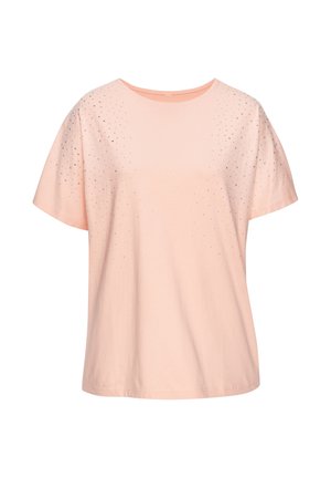Hellrosa T-Shirt mit kurzen Ärmeln und verstreuten kleinen silbernen Nieten in der Nähe der Schultern und im Brustbereich.