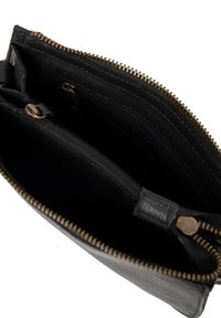 Portafoglio in pelle nera caratterizzato da una cerniera dorata, numerose tasche interne e una finitura testurizzata. Include un compartimento con cerniera e slot per carte.