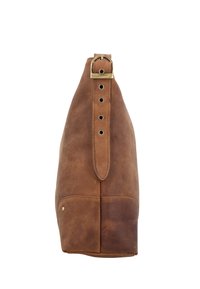 Bolso de cuero marrón con correa ajustable y hebilla de latón, mostrado de lado con costuras visibles y un detalle de remache cerca de la parte inferior.