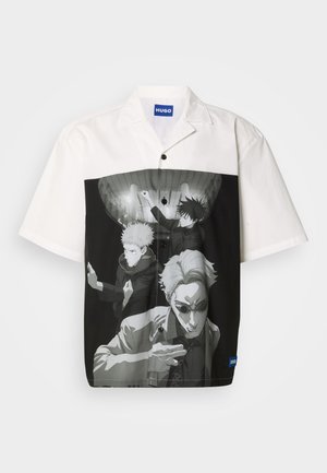 Kurzarmhemd mit einem schwarz-weißen grafischen Druck von drei Figuren. Oberstoff in Weiß, unterer Abschnitt in Schwarz. Knopfleiste.