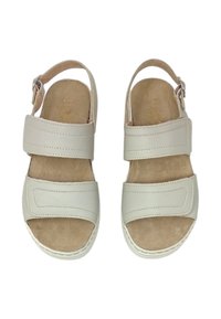 Sandali in pelle beige con due cinturini larghi, fibbia regolabile e soletta beige morbida. Dettagli testurizzati sui cinturini, design della suola piatta.