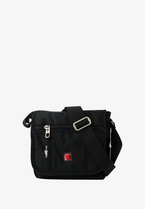 Schwarze Umhängetasche aus strukturiertem Nylon mit einer vorderen Reißverschlusstasche, verstellbarem Schulterriemen und rotem Logostick auf der Vorderseite.