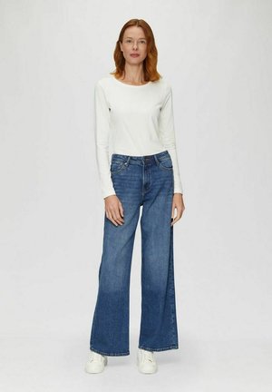 Weite blaue Denim-Jeans mit hoher Taille, ausgestattet mit fünf Taschen und klassischem Stich, kombiniert mit einem weißen Langarmoberteil.