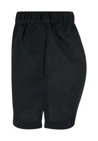 Shorts noirs à taille élastique avec poches latérales et ourlet droit, fabriqués en tissu léger.