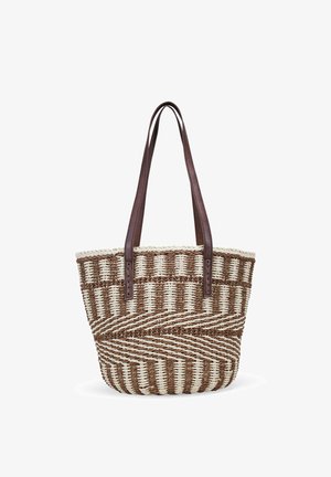 Borsa tote in paglia intrecciata con un motivo geometrico marrone e crema, con manici in pelle marrone e un ampio design open-top.