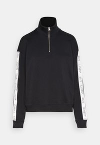 Svart sweatshirt med hög krage och dragkedja. Har vitt tryckt varumärke längs ärmarna samt ribbade muddar och nederkant.